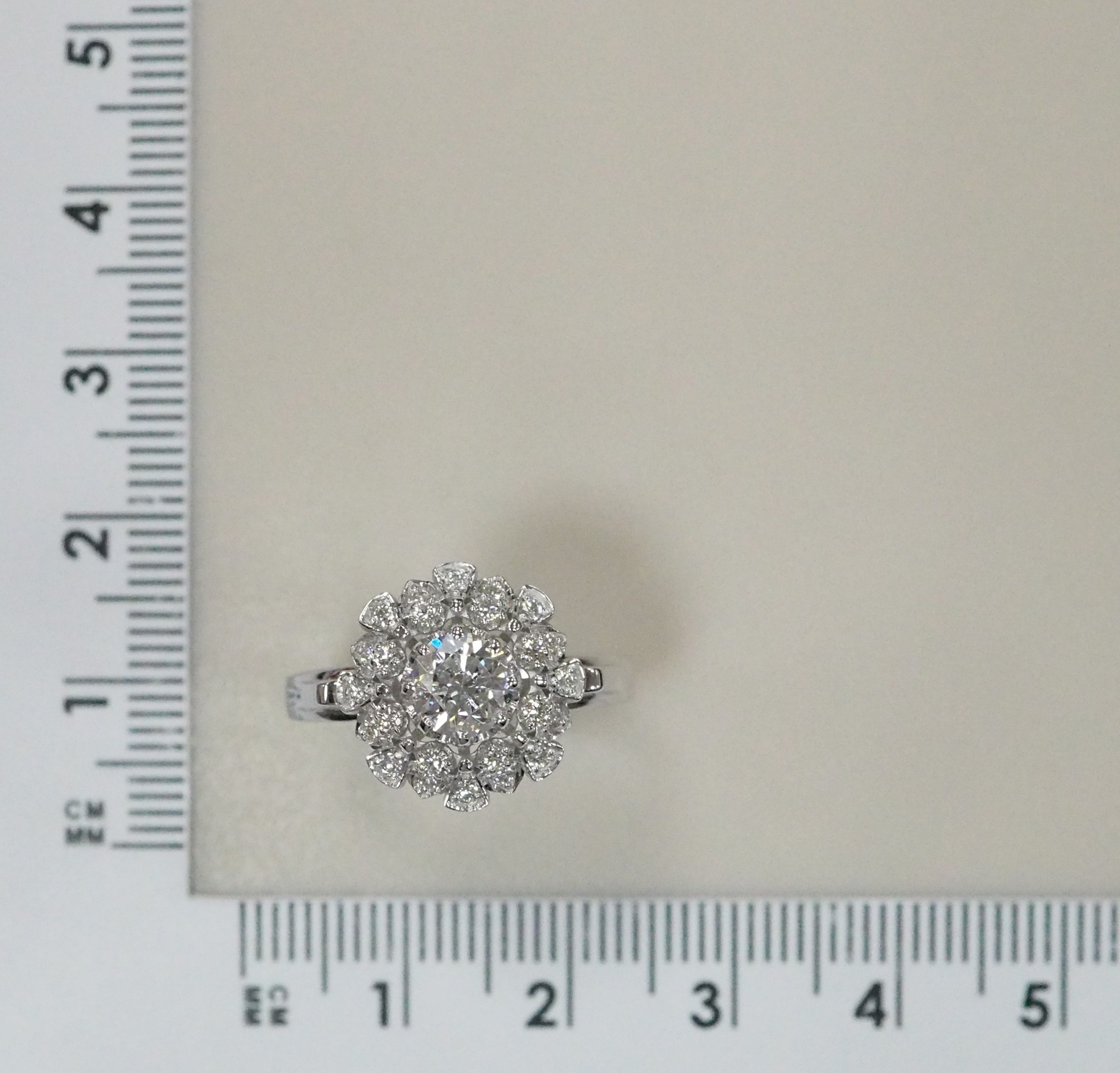 Кольцо из белого золота с бриллиантами